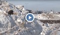 Извозват снега в квартал "Чародейка"