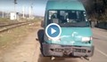 Микробус помете два пътни знака, поставени насред шосето