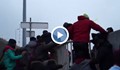 Тълпа бежанци превзе британски кораб