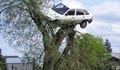 Шофьор "приземи" колата си на дърво в София