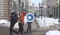 Започнаха да разбиват ледените буци от улиците в Русе