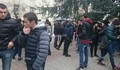 Съученици и приятели на убития Тодор окупираха съда във Враца
