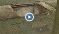 Огромна дупка зейна на тротоар в центъра на Русе