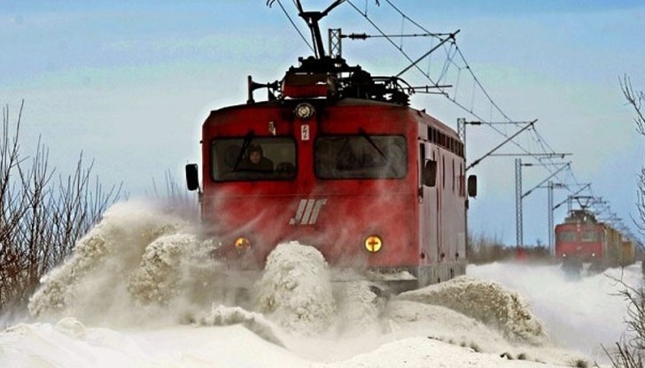 Поради усложнената зимна обстановка е преустановено движението на влаковете в осем железопътни участъка на страната Поради усложнената зимна обстановка е преустановено движението на влаковете в осем железопътни участъка на страната