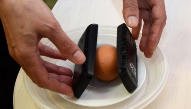 Експеримент доказа: Между два джиесема суровото яйце става рохко за 10 минути