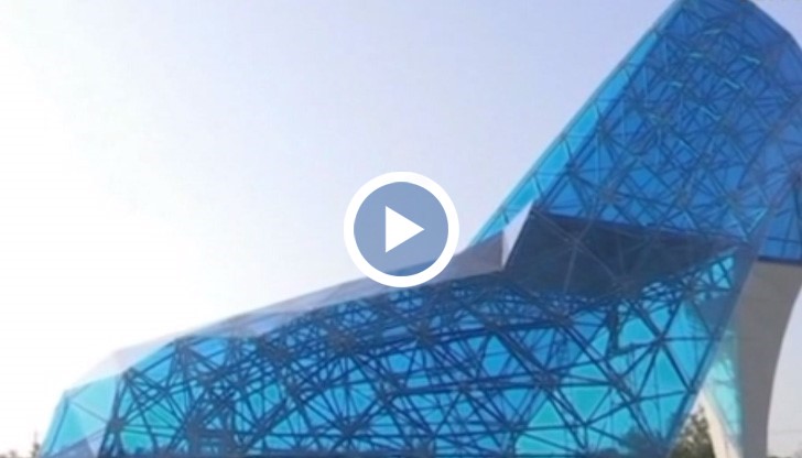 Необичайната форма на сградата привлича стотици туристи