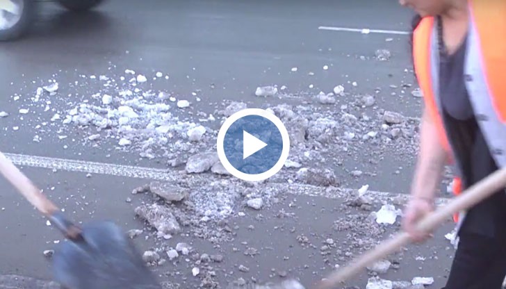 Работнички изхвърлят буци лед върху улиците в Русе
