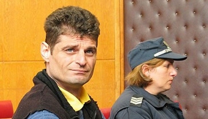 Силна лампа от 75 вата в килията му докарала очно заболяване и безсъние Силна лампа от 75 вата в килията му докарала очно заболяване и безсъние