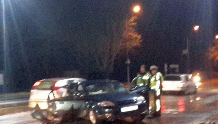 Едната врата е откъсната, а цялата задница е смачкана до неузнаваемост