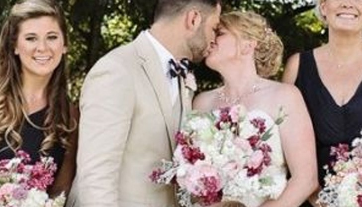 На сватбената снимка булката и младоженеца от щата Тенеси някак си не могли да станат център на всеобщото внимание