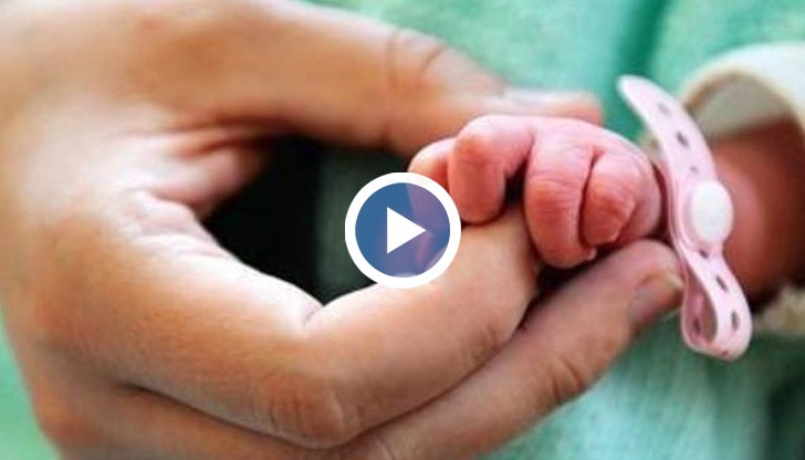 Детето било извадено с помощта на съпруга на жената и други две жени