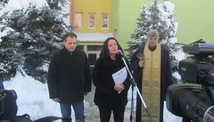 Продължават усилията, защото при тези минусови температури - под -10 градуса за дълъг период от време, солта спира да действа