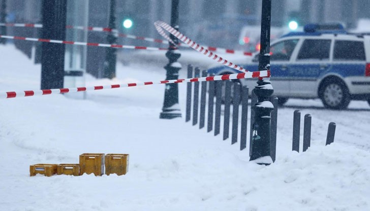 Говорителят на полицията посочи, че все още не е ясно дали ще бъде извършен контролиран взрив