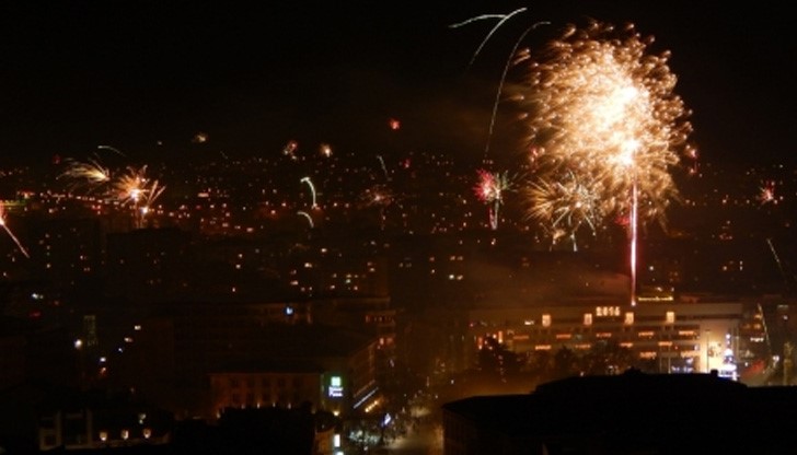 Новогодишната програма продължи с часове, напук на падащите температури
