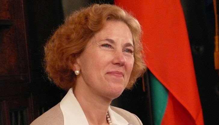 Елена Поптодорова любезно отклони въпроса ще се кандидатира ли за президент Елена Поптодорова любезно отклони въпроса ще се кандидатира ли за президент