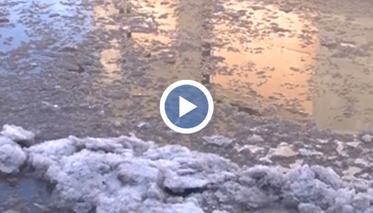 Хората твърдят, че тя се образувала там след всеки дъжд или както е в момента от топенето на снега