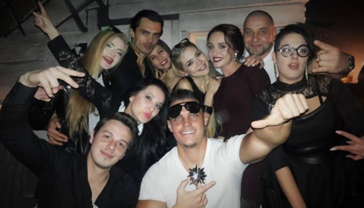 И в реалния си живот, плейбоят също бил женкар, който трудно се задържа дълго с едно и също гадже И в реалния си живот, плейбоят също бил женкар, който трудно се задържа дълго с едно и също гадже