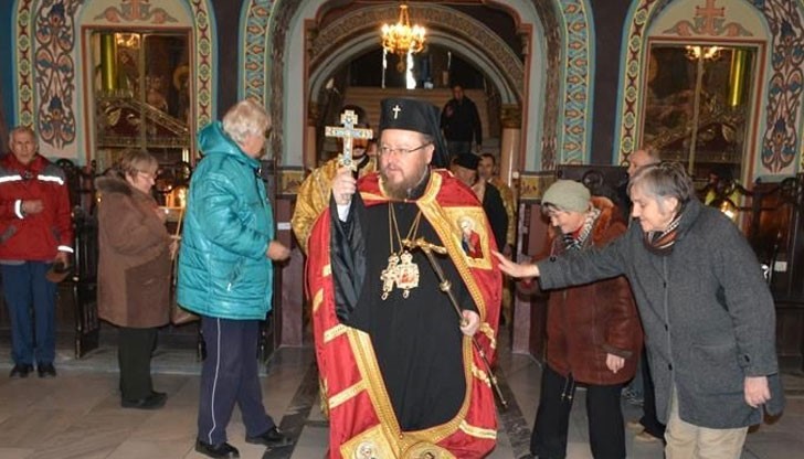Празнична св. Литургия и молебен за благополучна 2016 година в Русе Празнична св. Литургия и молебен за благополучна 2016 година в Русе
