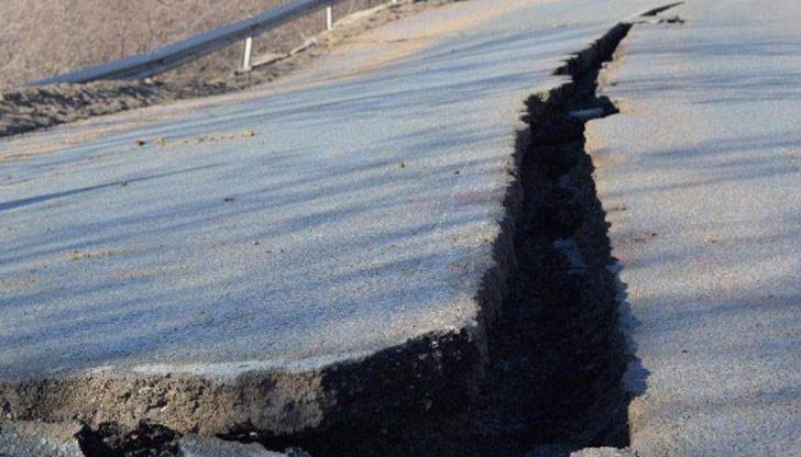 Асфалтът започна да се цепи преди два дни, като само за нощ пукнатината е пропълзяла цели 50 метра