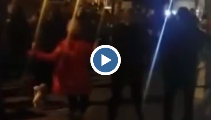 Десетки автобуси чакаха по няколко часа при минусови температури, за да преминат на българска територия