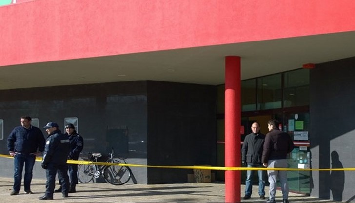 Старши комисар Калоян Калоянов съобщи, че двама са влезли вътре, но поне още няколко са били отвън Старши комисар Калоян Калоянов съобщи, че двама са влезли вътре, но поне още няколко са били отвън