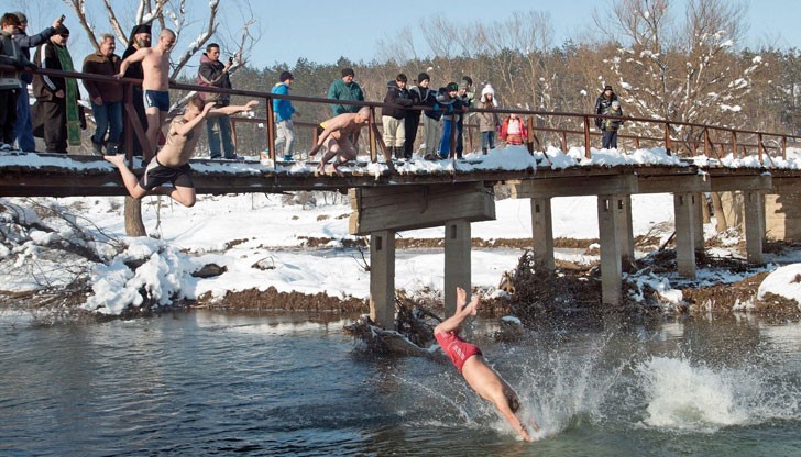 Архимандрит Борис от Бачковския манастир с благословията на Видинската митрополия хвърли кръста в река Огоста