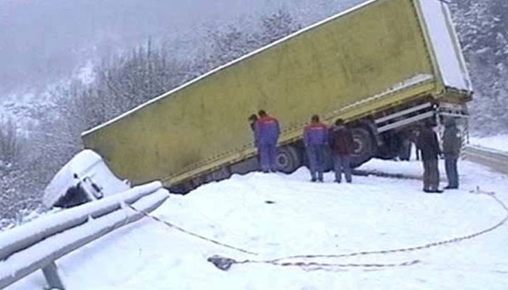 На мястото на инцидента има полиция, която разпитва шофьора на ТИР-а На мястото на инцидента има полиция, която разпитва шофьора на ТИР-а