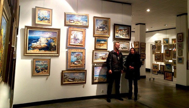 Артистичното семейство Ямелиеви представят повече от 100 живописни платна
