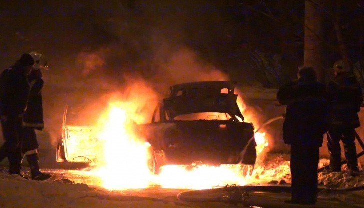 На място се установява, че огънят е обхванал два леки автомобила с марка „Мерцедес“, модели „S 320" и „S 400", както и „Флксваген Пасат" /снимката е илюстративна/
