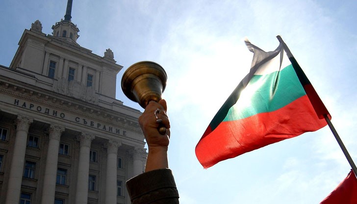 Днес учители по география от цялата страна се събират на национален протест пред сградата на Министерството на образованието и науката Днес учители по география от цялата страна се събират на национален протест пред сградата на Министерството на образованието и науката