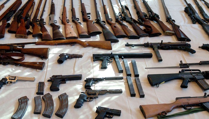 В гараж в столичен квартал са открити пистолети, пушки, пълнители, кутии с барут и др.