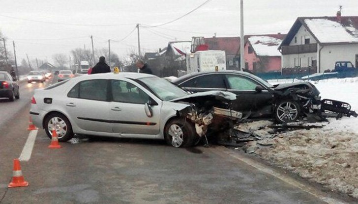 Инцидентът е станал около 14 часа днес, когато Ауди А6, управлявано от приятел на Желко се удря челно в „Рено Лагуна” Инцидентът е станал около 14 часа днес, когато Ауди А6, управлявано от приятел на Желко се удря челно в „Рено Лагуна”