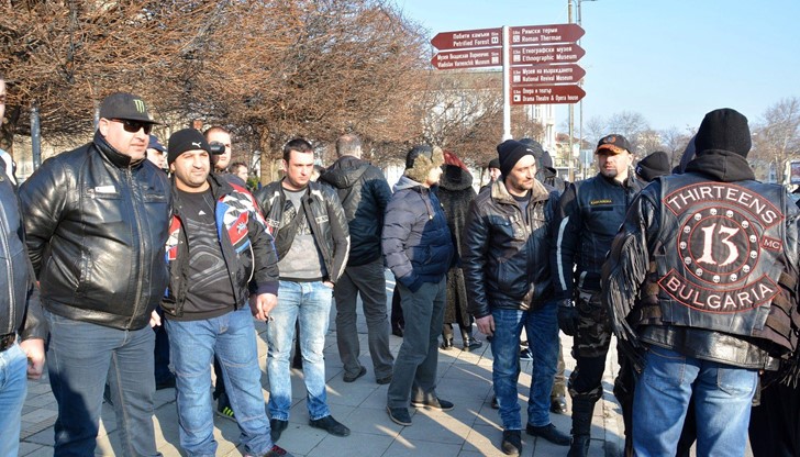 Над 100 мотористи протестираха срещу "Гражданска отговорност" пред Катедралата във Варна