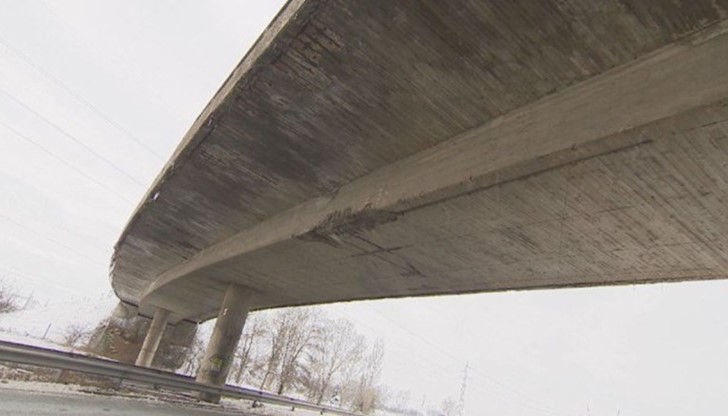 Агенция „Пътна структура“ не вярва, че бетонният къс се е откъртил от моста на гара Яна