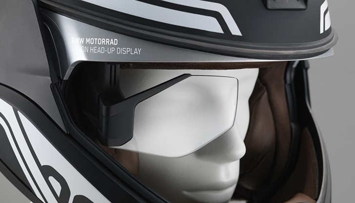 Информацията се показва пред дясното около на водача, а настройките се извършват от контролер, монтиран на кормилото