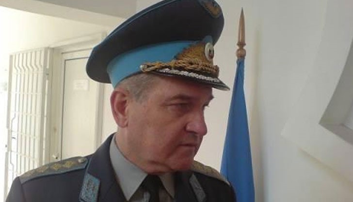 Срам ме е от вас, вие предадохте не само хората с пагони, но и народа си... Срам ме е от вас, вие предадохте не само хората с пагони, но и народа си...