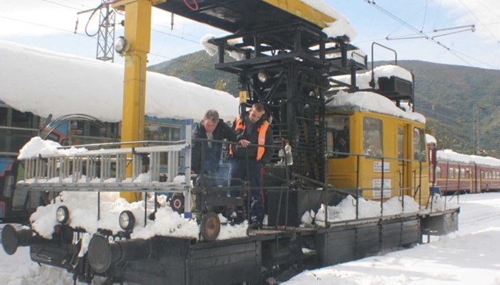Поради усложнената зимна обстановка е преустановено движението на влаковете в 8 железопътни участъка на страната