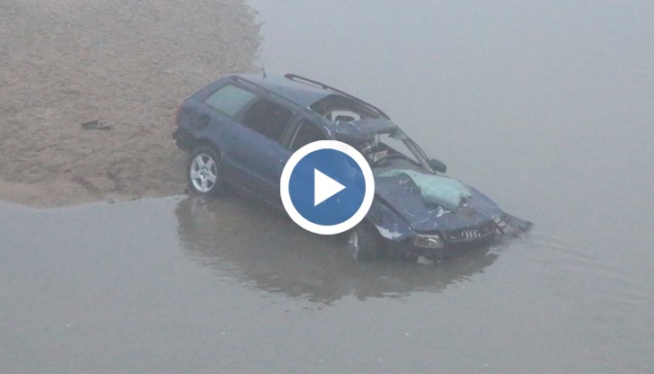 От удара единият младеж изпада от колата, което спасява живота му. Другият загива на място