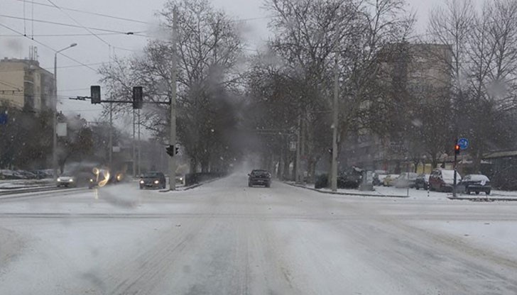 В момента няма усложнения в пътната обстановка в Община Русе заради започналия снеговалеж.