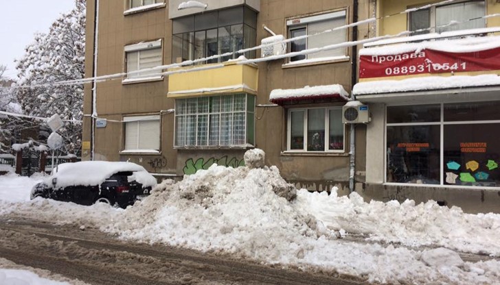 Парите от данъците и таксите които заплащаме стигат само за преместване на снегът на камари до пътя