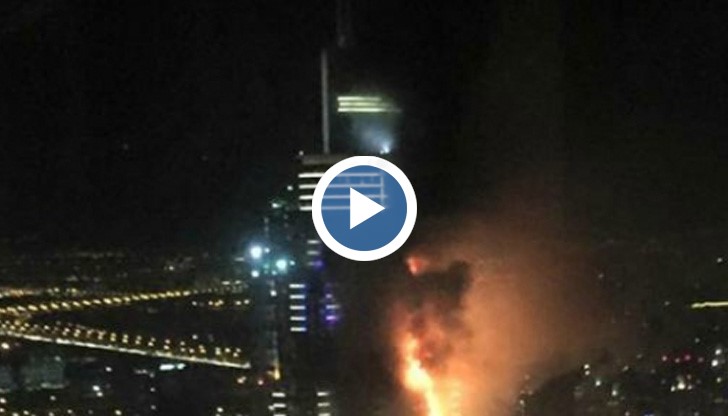 Горящи отломки падаха от 300-метровата сграда, когато пожарникарите  пристигнаха на място
