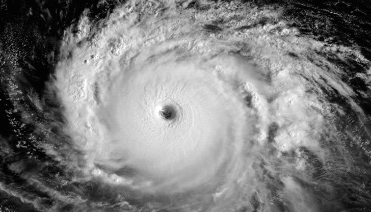 Тропическата буря Алекс достигна вчера силата на ураган в Атлантическия океан - необичайно явление през януари