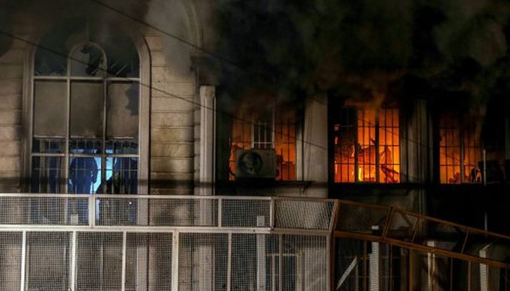 Мъжете са нахлули в сградата и са я подпалили, преди да бъдат прогонени от полицията