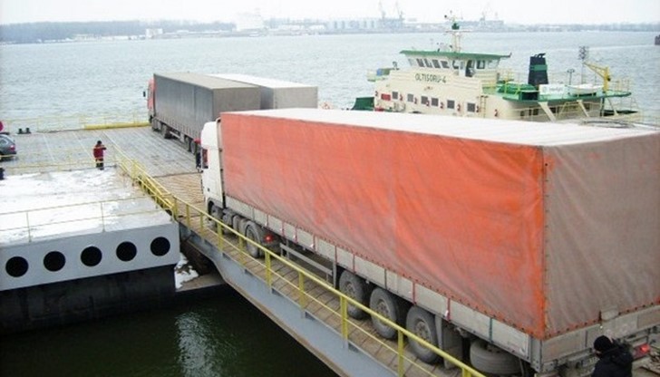 Автомобилите се пренасочват към мостовете Русе и Видин