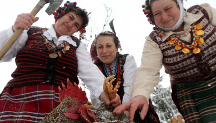 По народному празникът е известен като Ихтим, Ихтима, Петльовден, Петеларовден или Петларовден По народному празникът е известен като Ихтим, Ихтима, Петльовден, Петеларовден или Петларовден