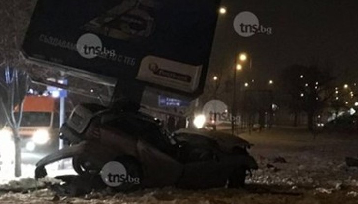 Автомобил с бясна скорост е минал е излязъл от пътя, помлял е част от автобусна спирка, след което се е забил в билборд