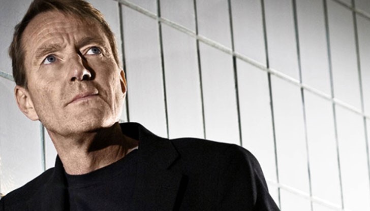 Герой с името на най-популярния български шоумен се появява в романа “Врагът”