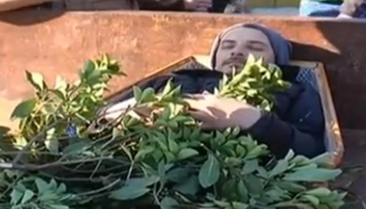 В ковчег със скръстени ръце бе легнал млад земеделец