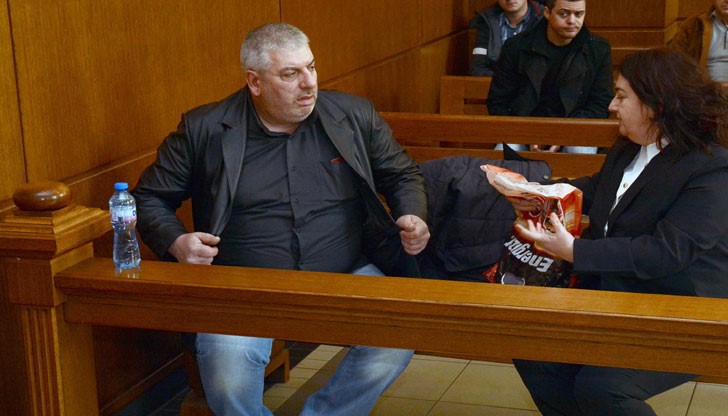 Подсъдимият Тръпков прави впечатление, че спира предимно джипове