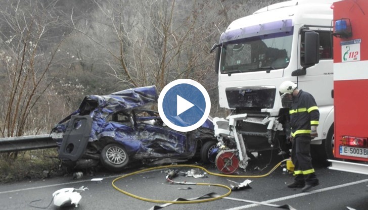 Автомобилът буквално бе размазан между мантинелата и ТИР-а